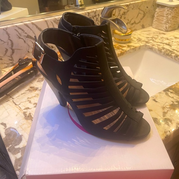 My delicious shoes, black open toe strapped heel, size 8.5 worn once . - Picture 2 of 6